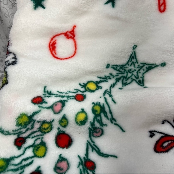 How The Grinch Stole Christmas Oversized VIRAL Throw Blanket - CIndy Lou Who Max - Picture 4 of 8